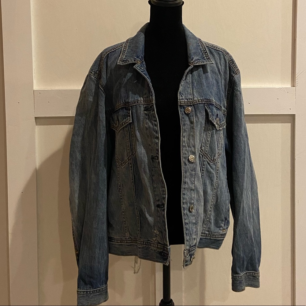 🍁American Eagle distressed jean jacket